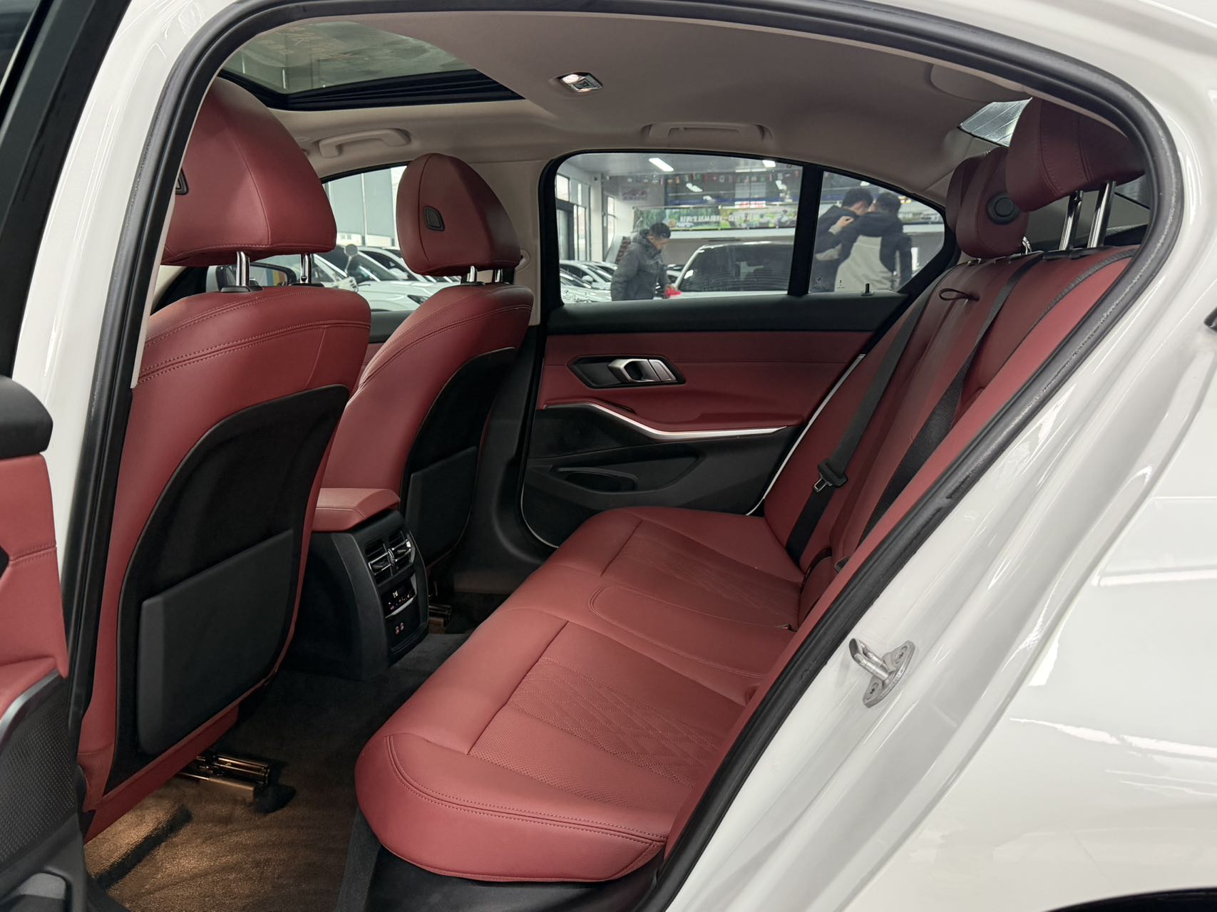 BMW 320i Белый