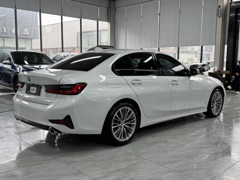 BMW 320i Белый