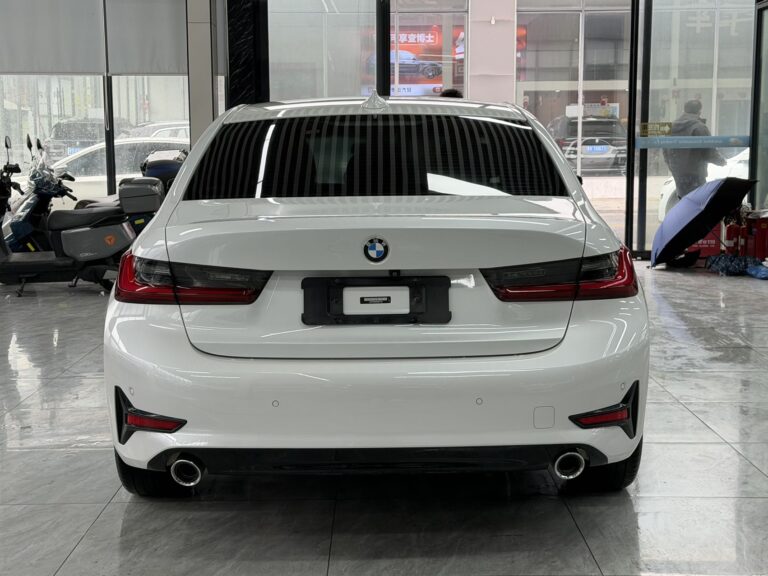BMW 320i Белый