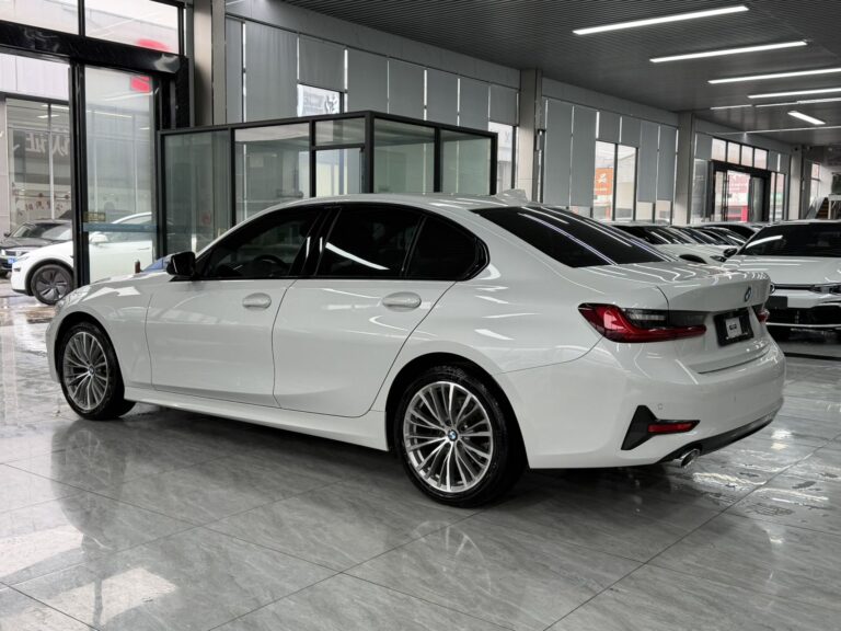 BMW 320i Белый