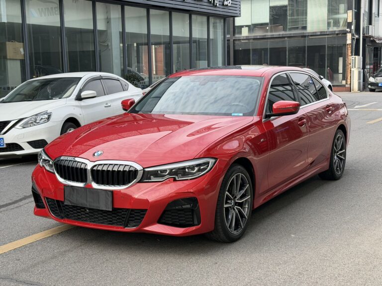 BMW 320i Красный