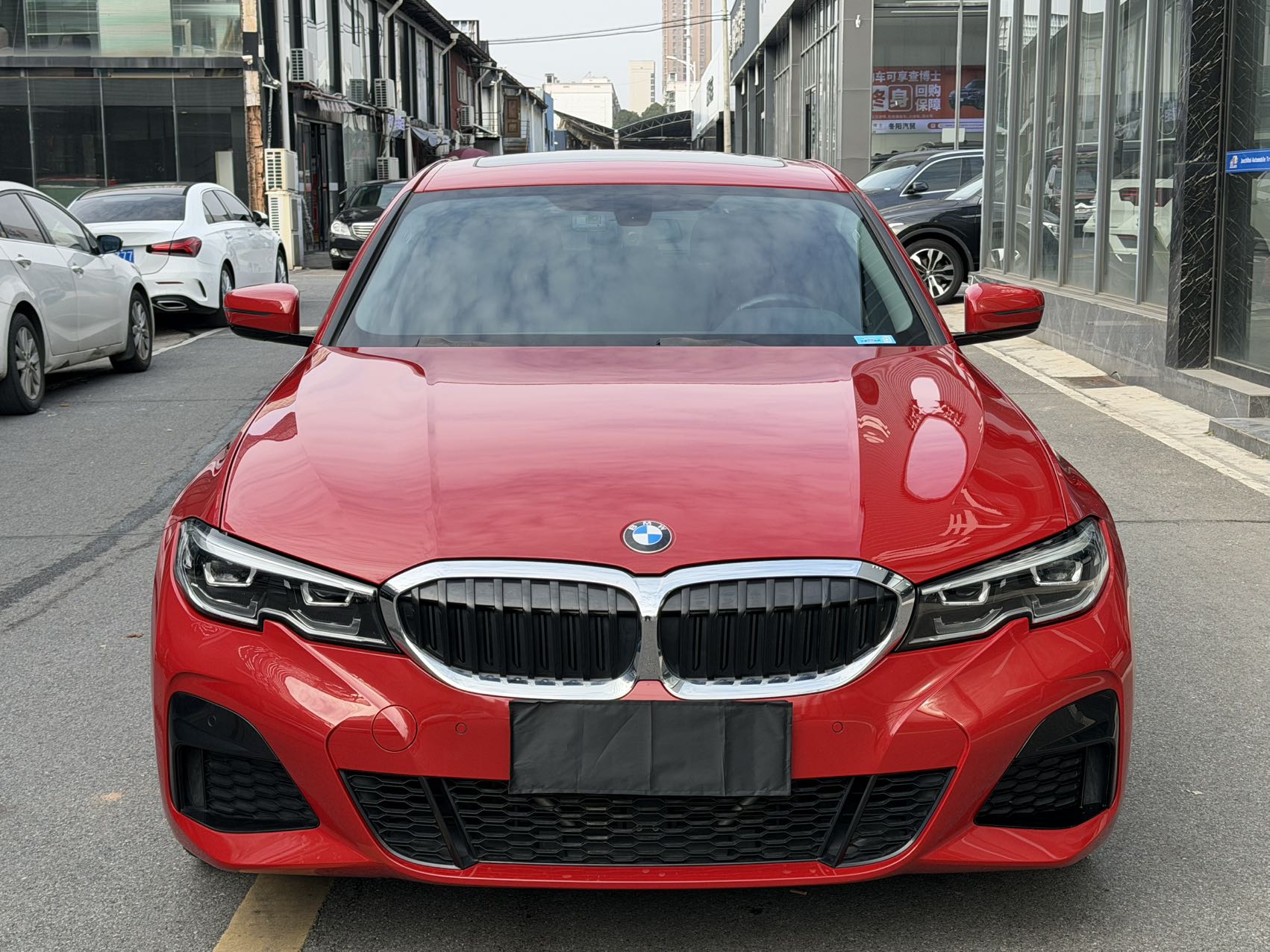 BMW 320i Красный