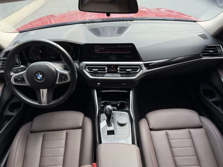 BMW 320i Красный