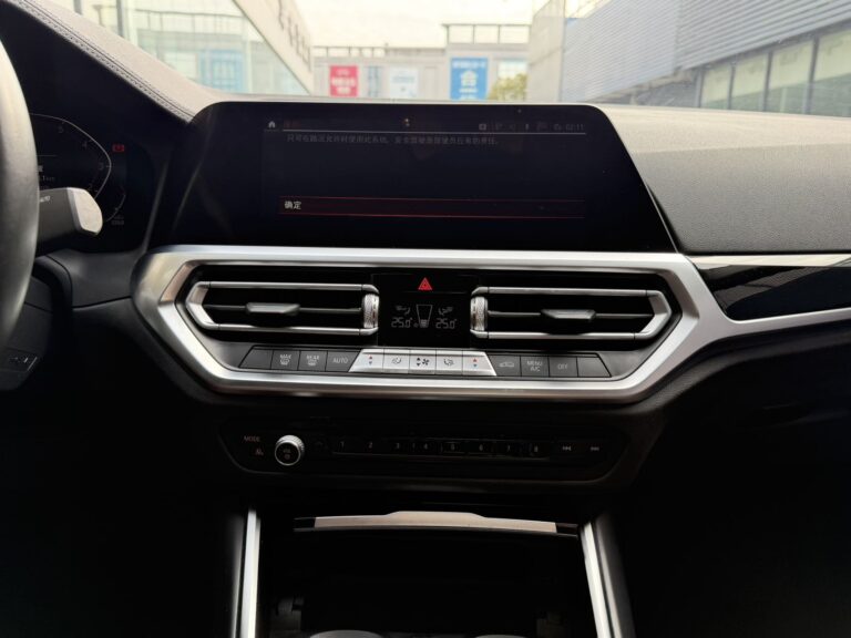 BMW 320i Красный