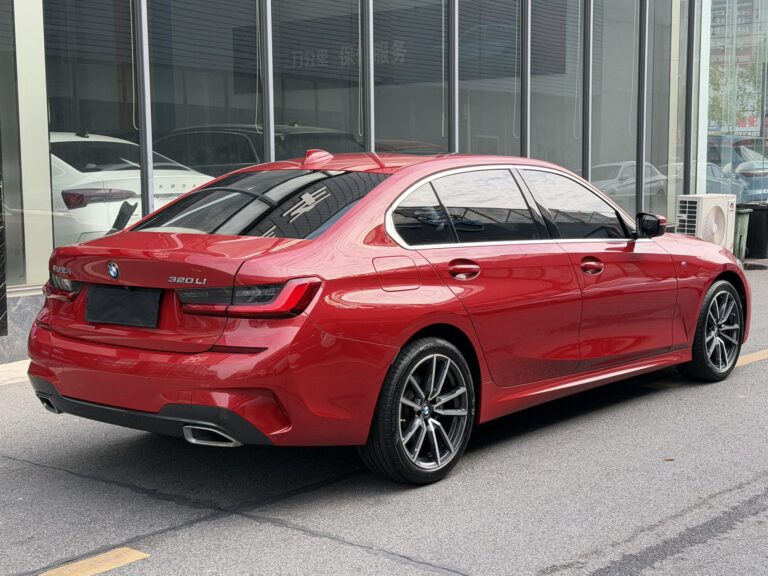 BMW 320i Красный