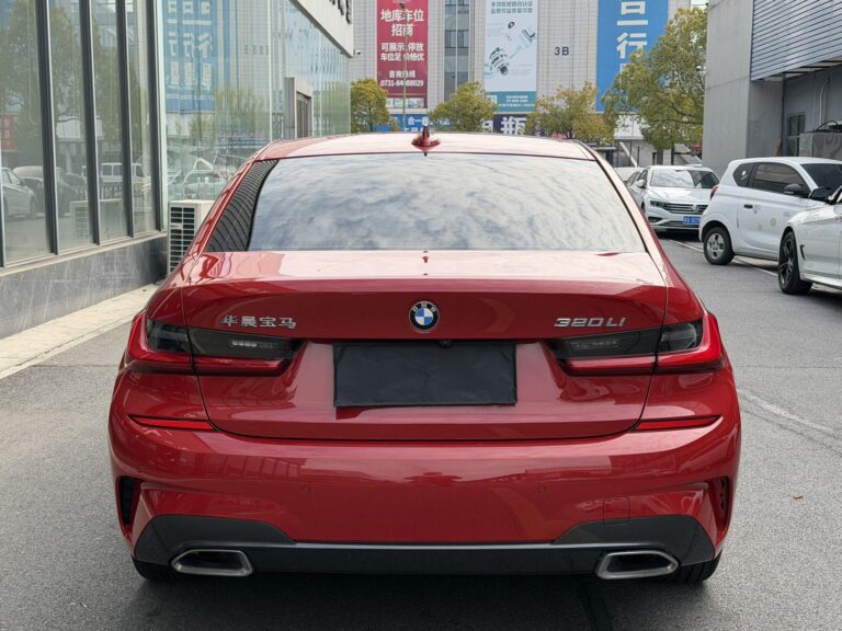 BMW 320i Красный