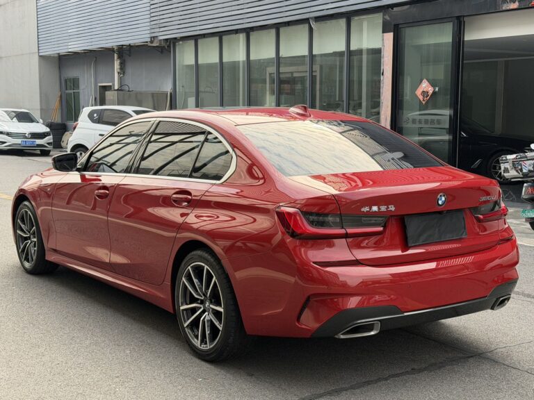 BMW 320i Красный
